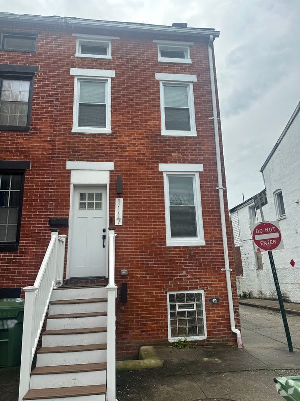 Building Photo - 1117 W Lombard St