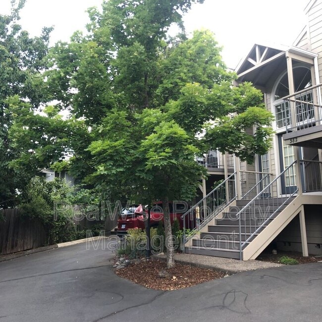 Building Photo - 382 Glenn St