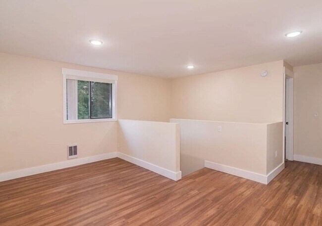 Foto del edificio - 4 Bed, 2 Bath Duplex Next to EWU!