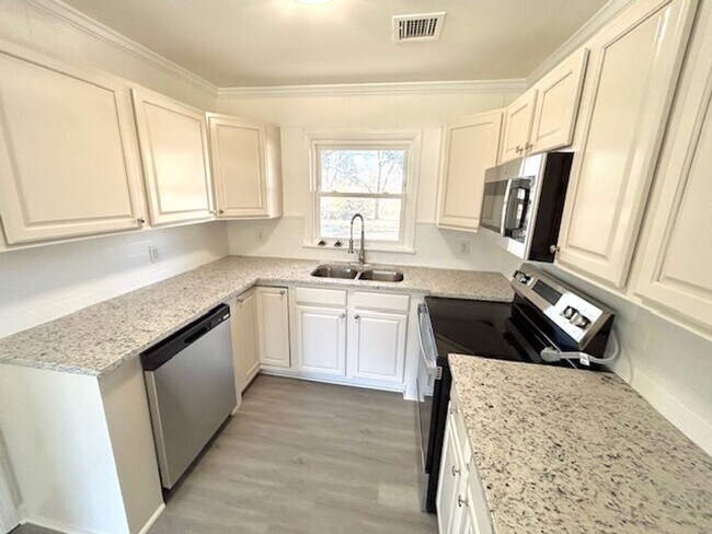 Foto del edificio - Coming Soon-2/5/26!- Charming 3- bedroom home with a move in special!