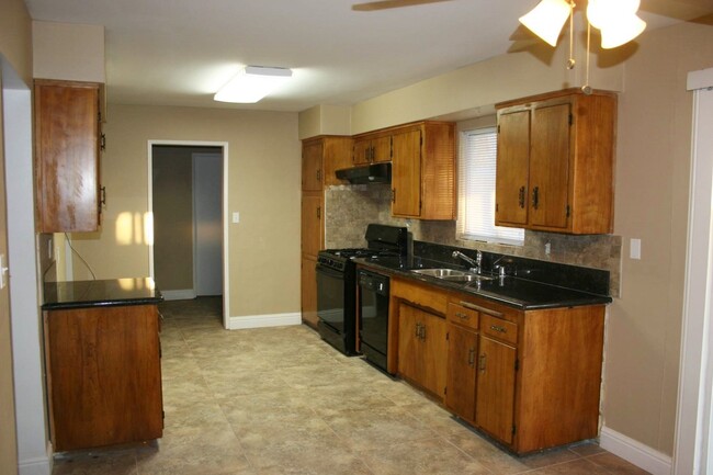 Building Photo - Remodeled 3 Bedroom Home in Northeast Bake...