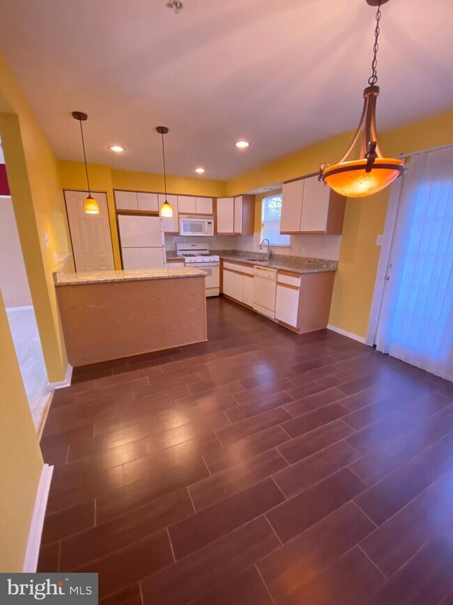 Foto del edificio - 7411 Goodland Dr