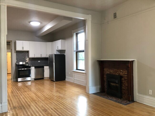 Building Photo - 858 N Wood St