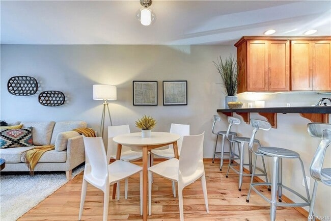 Building Photo - West Seattle Townhome!