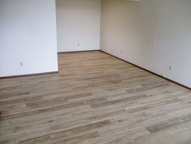 Building Photo - West Salem Home with Attached Two Car Gara...