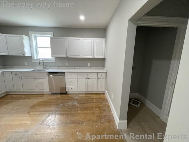 Building Photo - Somerville/Davis Square 4 Bedroom, 2 Baths