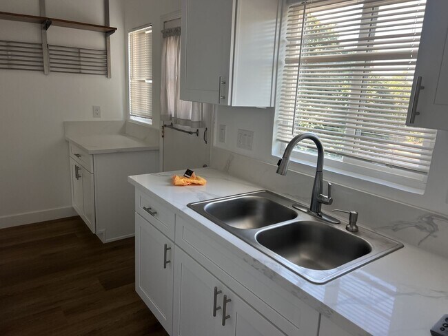 Foto del edificio - 2 Bed/1 Bath Newly Remodeled Home Featurin...
