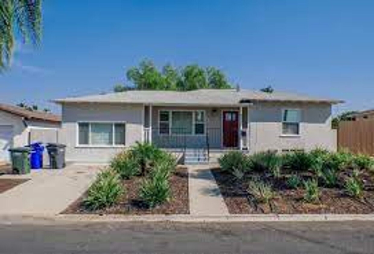 Foto principal - $3,300 - 3 Bed / 1 Bath Home in La Mesa