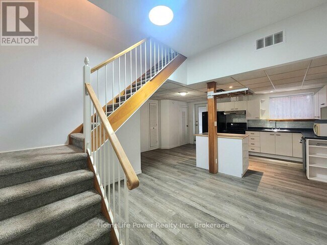 Building Photo - 110 Surrey St E