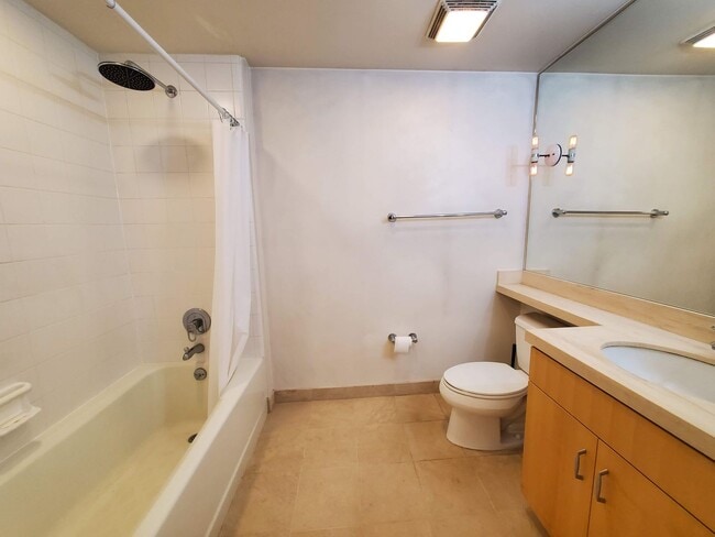 Foto del edificio - Downtown High-Rise Studio with parking and in-home laundry