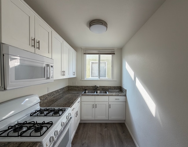 Building Photo - 420 N Rose Pl