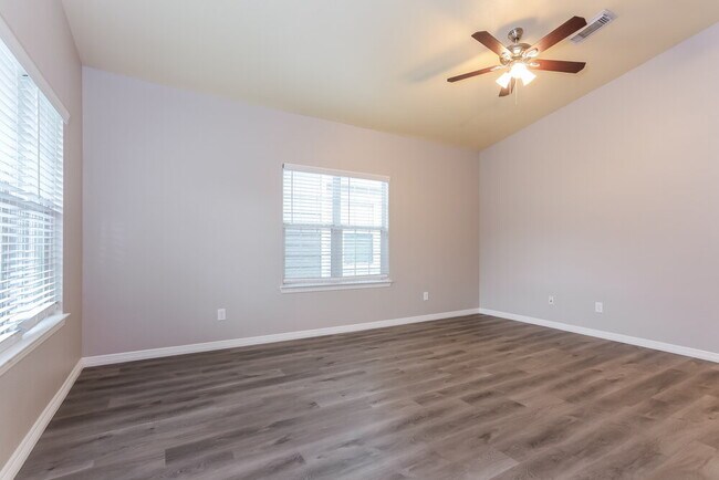 Foto del edificio - 21327 Sweet Grass Ln