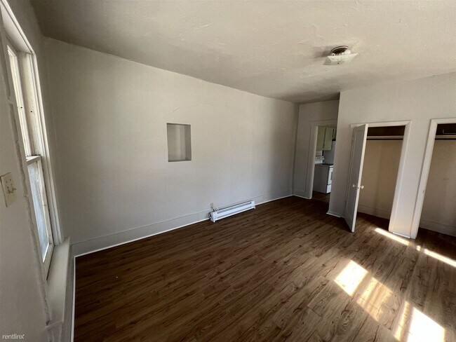 Foto del edificio - 1 br, 1 bath Triplex - 900 Elm Street 2