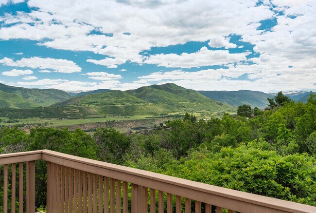 Foto del edificio - 2020 Juniper Hill Rd