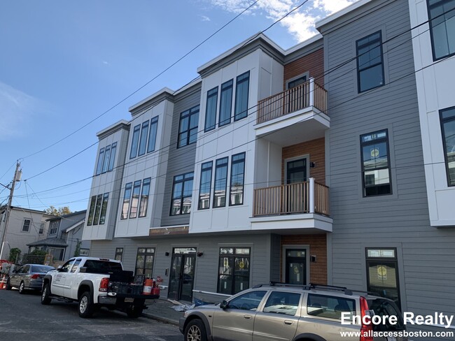 Building Photo - 158 Everett St