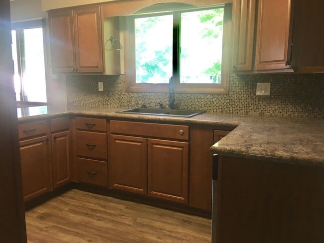 Building Photo - 4 Bedroom, 2 Bath House in Moorhead!