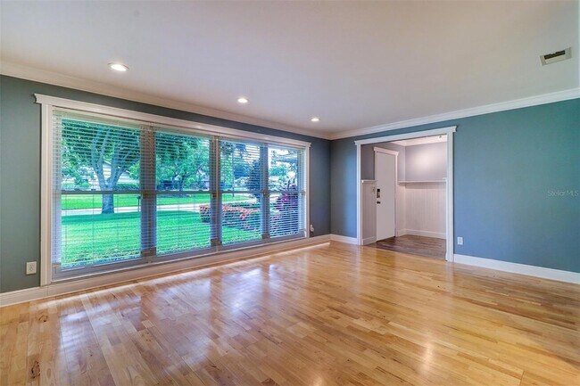 Foto del edificio - 2958 Meadow Wood Dr