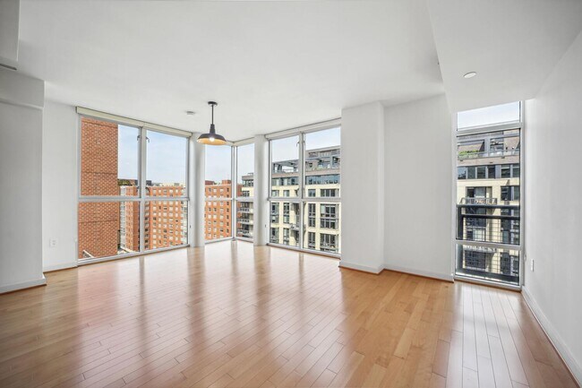 Building Photo - MUST SEE! Beautiful 2BR/2BA top floor corn...