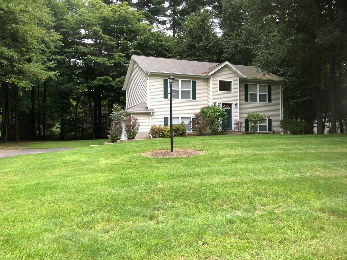 Primary Photo - 33 Larkspur Dr