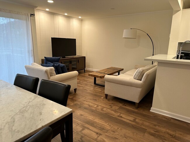 Building Photo - EPIC REA - 1 BR/1 BA Condo w/1 Pkg and Ame...