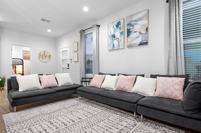 Building Photo - 275 Gateway Dr