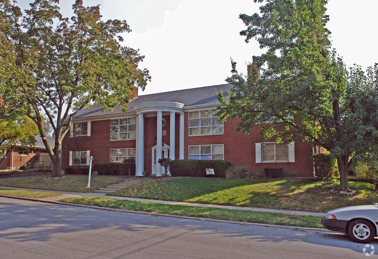 Primary Photo - Lynn Manor