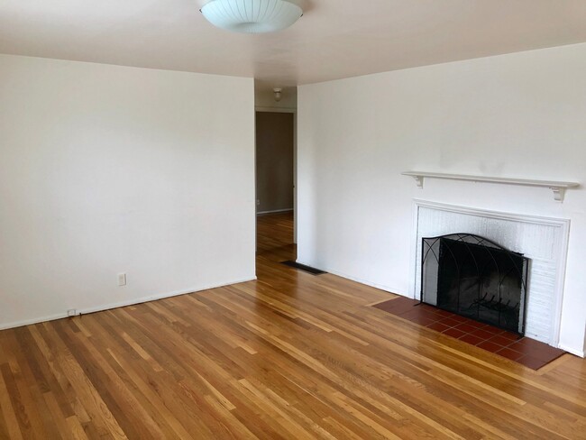 Building Photo - Quaint and Immaculate Home