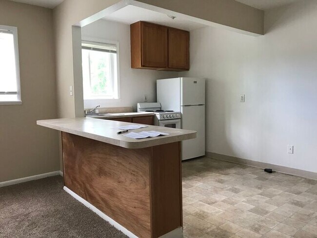 Building Photo - West Cleveland Spacious 1 Bedroom!