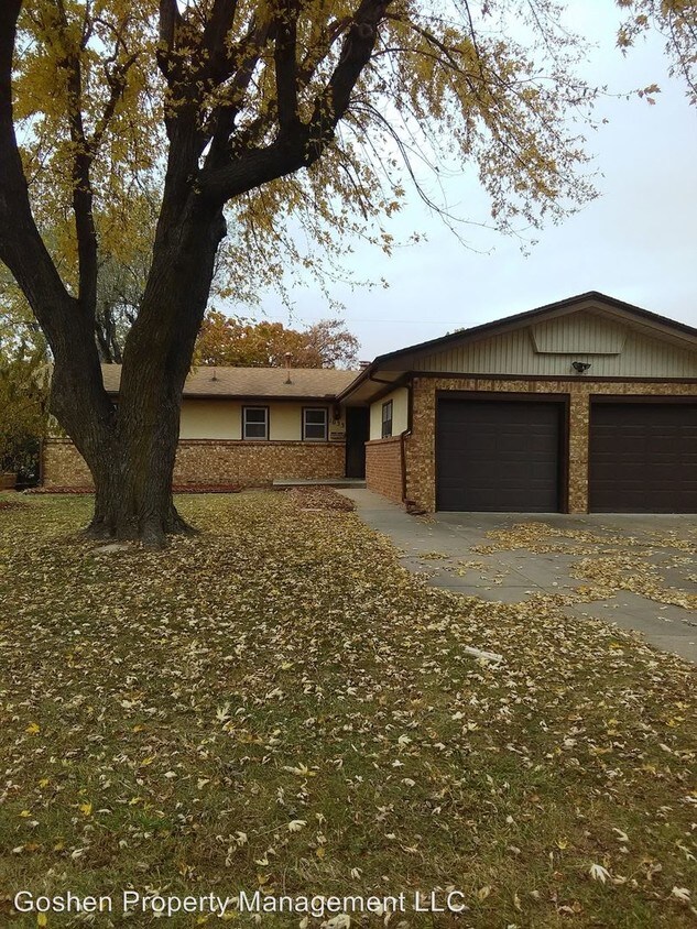 1033 S Capri Ln, Wichita, KS 67207 House for Rent in Wichita, KS