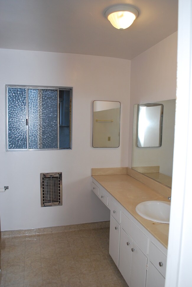 Baño - 236 S Mentor Ave