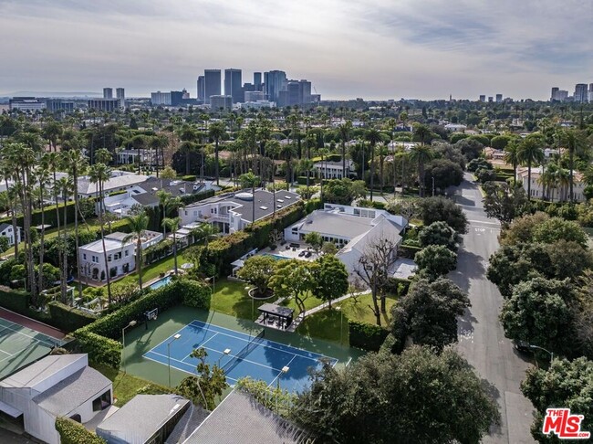 Building Photo - 624 N Beverly Dr