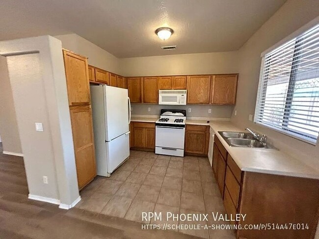Building Photo - 11191 W Palm Ln