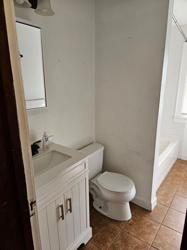 Baño - 161 N Park St