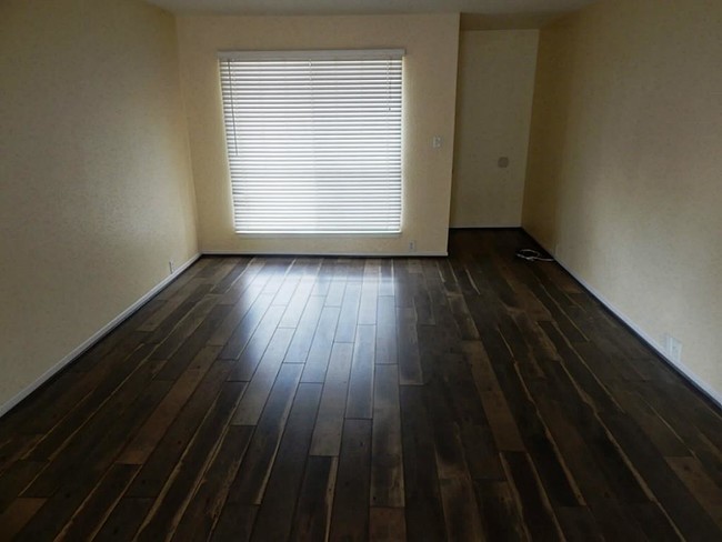 Building Photo - 3303 W Greenridge Dr