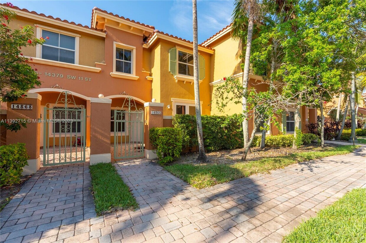 932 SW 143rd Ter, Pembroke Pines, FL 33027 Townhome Rentals in