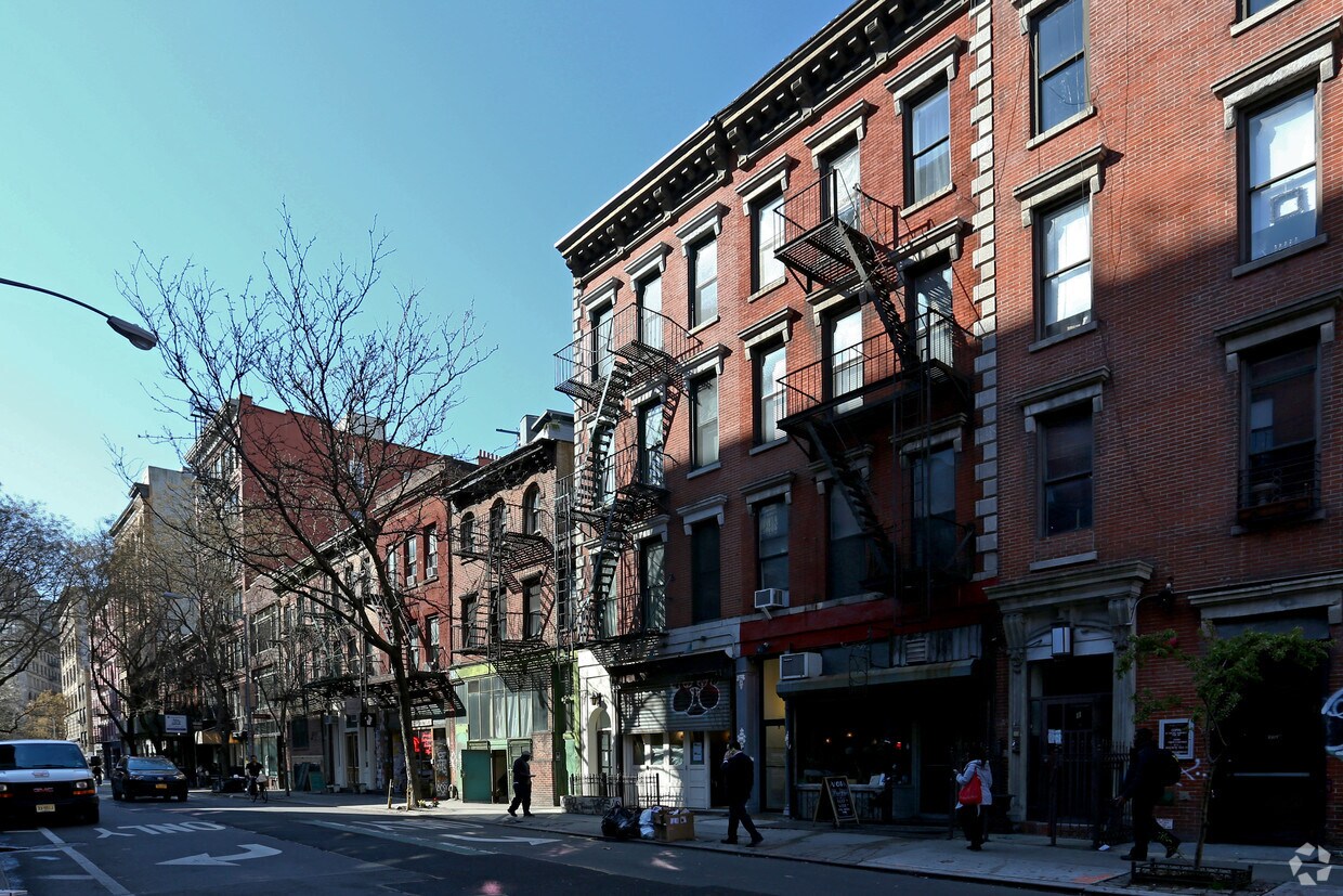 Building Photo - 5 Bleecker St