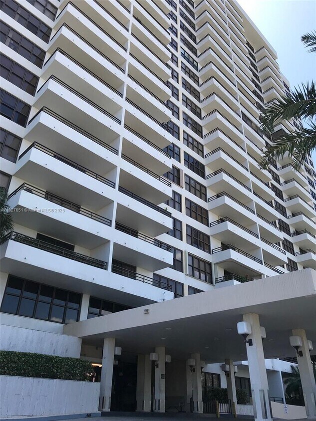 Foto principal - 2500 Parkview Dr