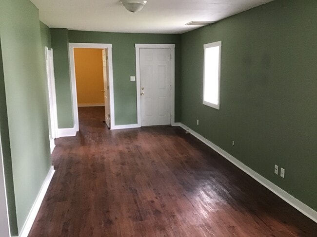 Building Photo - 303 E Memorial Dr