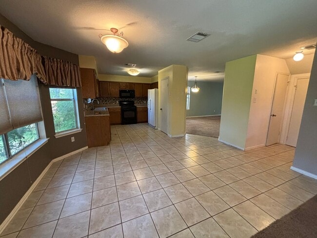 Building Photo - Wonderful Four Bedroom Home in Fern Bluff