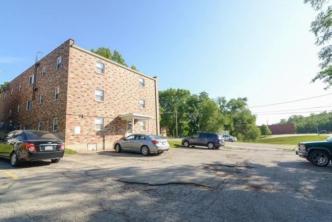 Building Photo - 3550 Country Club Dr