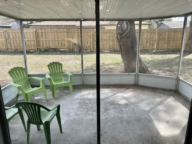 Screened in Patio - 2806 Linden Tree St