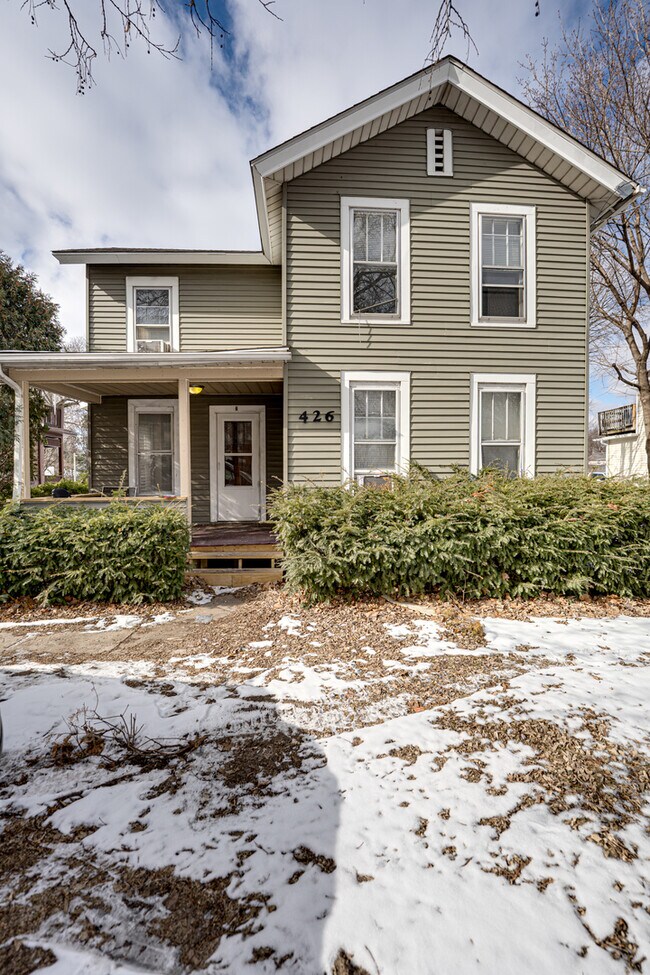 Building Photo - 426 N Lake St