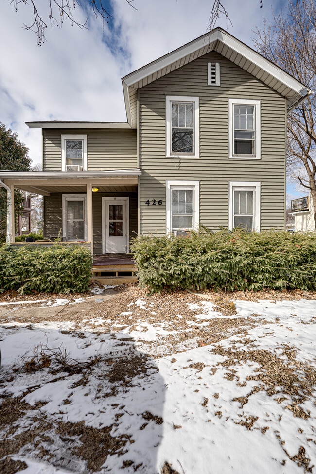 Building Photo - 426 N Lake St