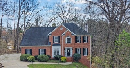 Building Photo - 641 Summertree Ct SE