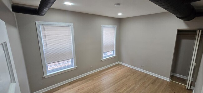 Foto del edificio - 5336 W Foster Ave