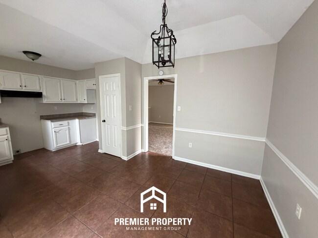 Foto del edificio - Stunning 3BR/2BA Memphis Home with Vaulted Ceilings & Rustic Fireplace!