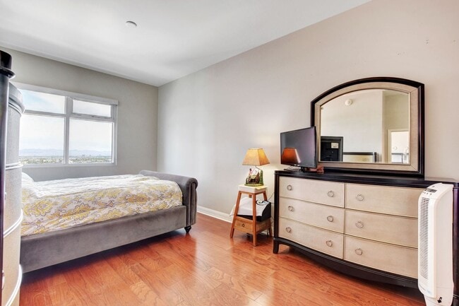 Building Photo - HIGHRISE DOWNTOWN, FULLY FURNISHED!