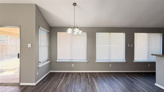 Foto del edificio - 12651 Day Hollow Ln