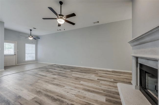 Building Photo - 1610 Poinsettia Blvd
