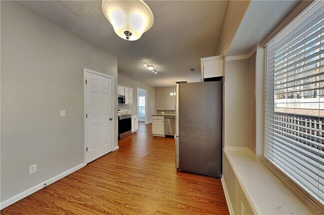 Foto del edificio - 390 Greenmont Cir